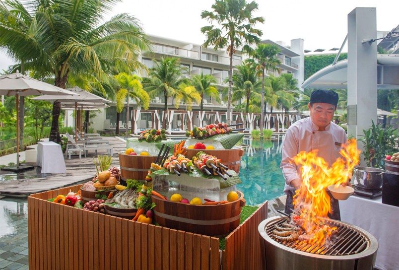 ăn bbq cạnh bể bơi