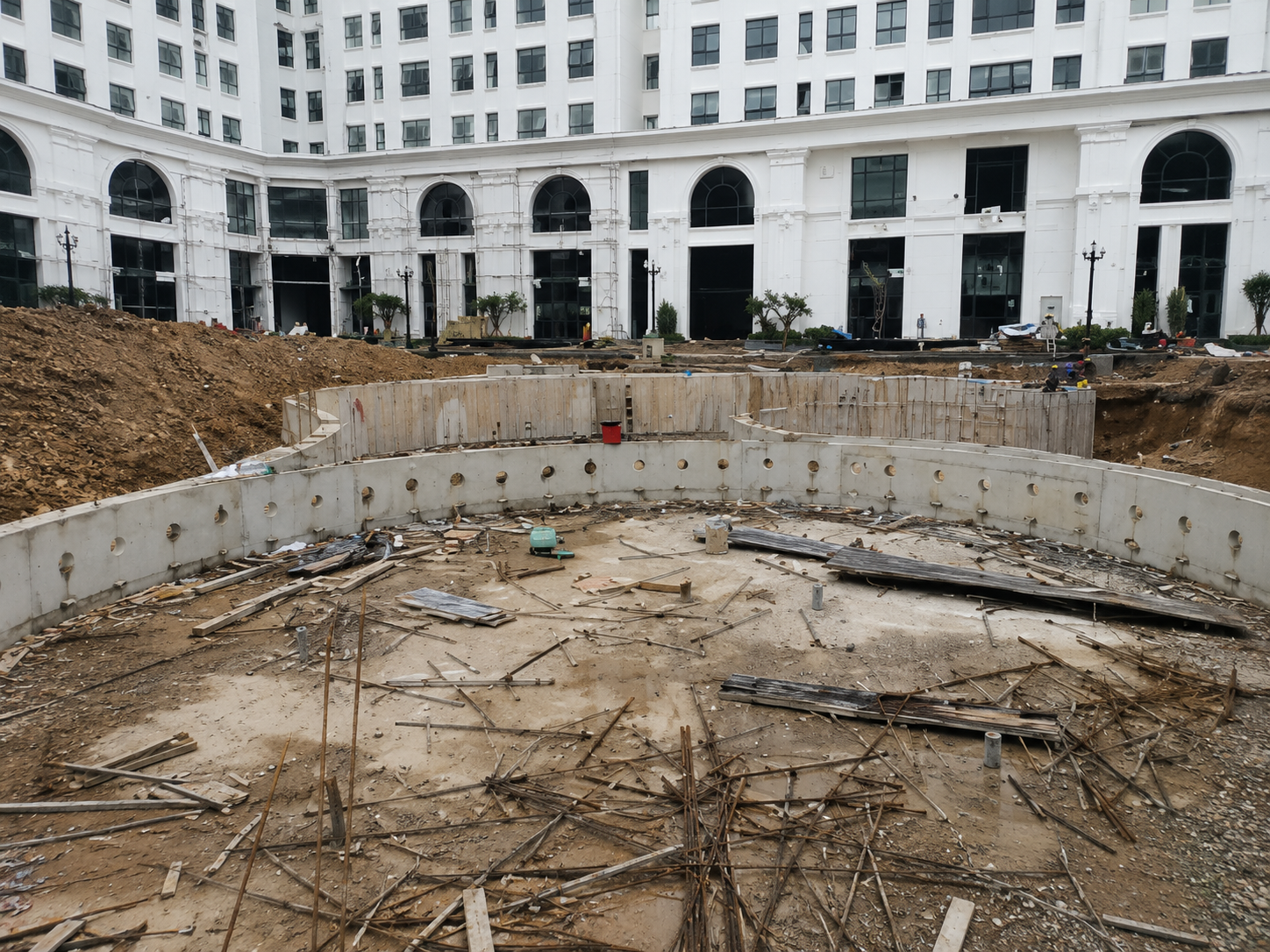 Bể bơi đang xây dựng
